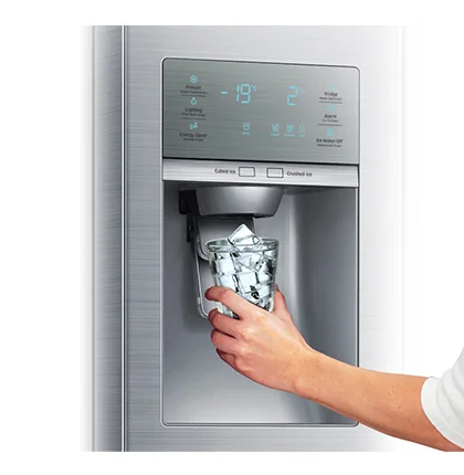 Dispensador de agua y hielo de un nevecón Samsung